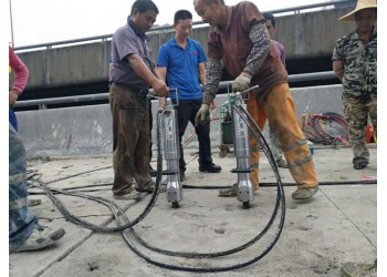 混凝土拆除液壓破裂機(jī)怎樣使用