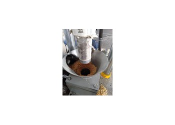 九江全自動木屑鋸末壓塊機鑫源液壓更換模具壓制成不同規(guī)格形塊l