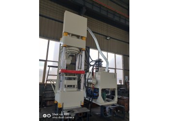 新疆全自動舔鹽壓塊機大牲畜舔鹽塊鑫源牌畜牧養(yǎng)殖業(yè)的法寶l
