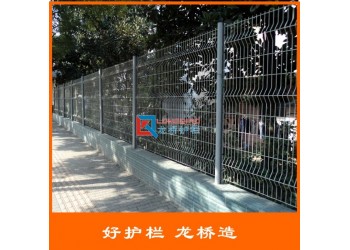 淄博工廠圍墻護欄網(wǎng) 學校圍墻圍網(wǎng) 龍橋訂制噴塑桃型柱護欄網(wǎng)